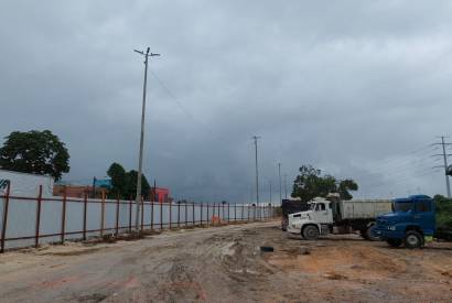 Canteiro de obras do Gigantes da Floresta  montado e seguir traado natural no Promindu