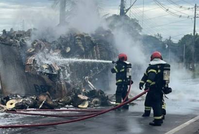 Bombeiros so acionados para controlar incndio em carreta