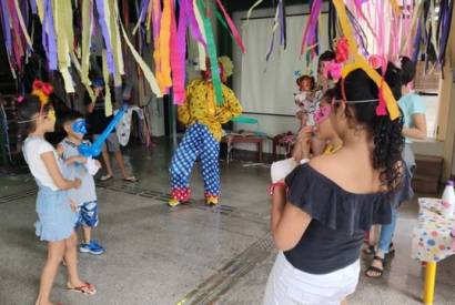 Crianada se diverte com carnaval promovido pela prefeitura na biblioteca Joo Bosco