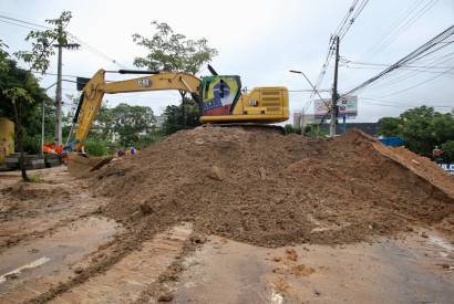 Em cinco dias, Prefeitura de Manaus retira tubos de ferro, amplia drenagem e inicia reaterro da avenida Djalma Batista