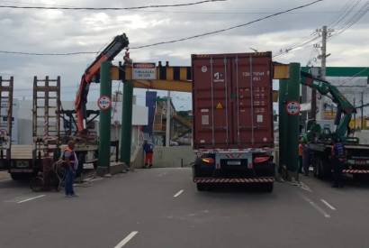 Immu retira limitador de altura de passagem de nvel aps carreta bater na estrutura, em Manaus