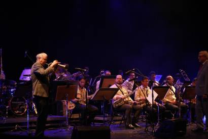 Maro inicia com espetculos da Orquestra de Violes e Amazonas Band