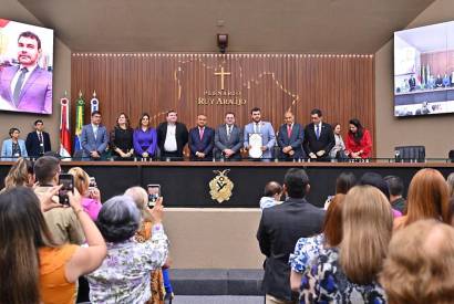 Presidente Roberto Cidade condecora o juiz de Direito, Eliezer Fernandes Jr, com a Medalha Ruy Arajo