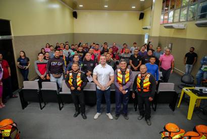 Detran Amazonas promove a entrega de kits de segurana do projeto Motociclista Legal