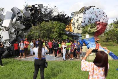 Alunos do Liceu de Artes e Ofcios Claudio Santoro de Parintins visitam galeria de arte a cu aberto da cidade