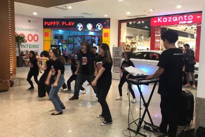 Elenco da 'Escola do Rock' anima tarde de domingo com flash mob no Amazonas Shopping