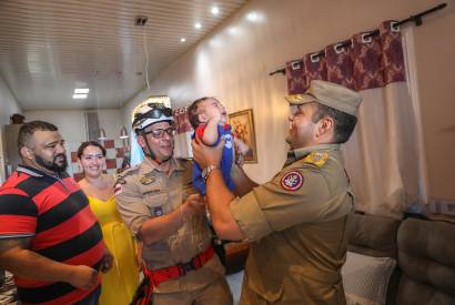 Famlia agradece a equipe do Corpo de Bombeiros Militar do Amazonas  por salvamento de recm-nascido