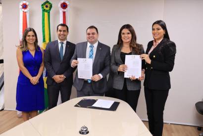 Presidente da Aleam, deputado Roberto Cidade, e Defensor Pblico-Geral, Ricardo Paiva, assinam termo de cooperao tcnica para fortalecer proteo  mulher