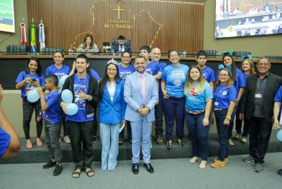 Dra. Mayara realiza ao indita no Brasil ao trazer crianas e adolescentes autistas para conhecer parlamento