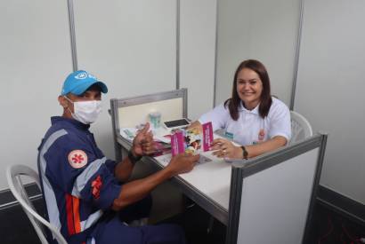 Professora Jacqueline atende populao no primeiro dia do Cmara Cidad