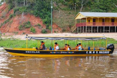 Escola s margens do rio Amazonas recebe nova lancha da Prefeitura de Manaus