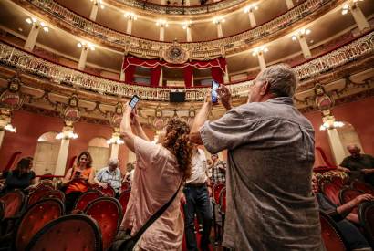 Escritores do projeto 'Navegar  preciso' visitam Teatro Amazonas