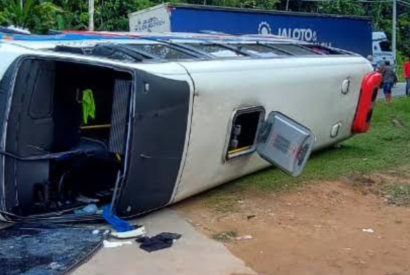 Corpo de Bombeiros socorre vtimas de acidente entre carreta e micro-nibus na BR-174