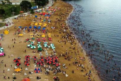 Dia ensolarado leva milhares de pessoas para as areias da Ponta Negra