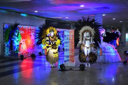 Exposio sobre Festival de Parintins encanta turistas no Aeroporto de Manaus