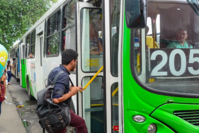 Depois das 22h, passageiro pode entrar e sair do nibus fora do ponto em Manaus