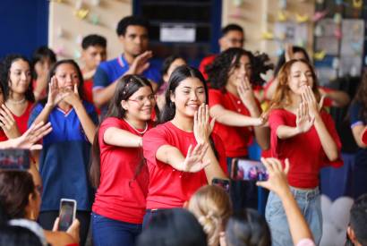 Escolas bilngues comemoram o festival tradicional japons Bon Odori