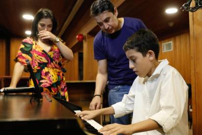 Aluno do Liceu Cludio Santoro realiza sonho de tocar piano no Teatro Amazonas, em ensaio da Filarmnica