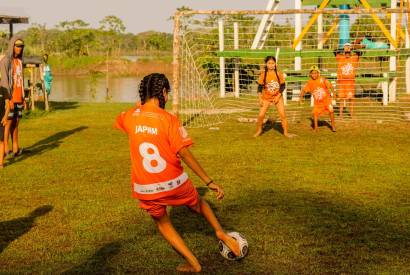 Em busca de um sonho: garotas ribeirinhas driblam preconceito no futebol