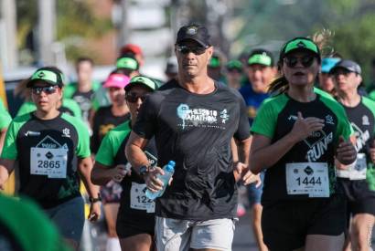 Nutricionista orienta atletas que participam de corrida de rua, para os cuidados com alimentao e hidratao