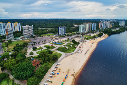 Praia da Ponta Negra, principal balnerio de Manaus,  interditada por causa da seca 