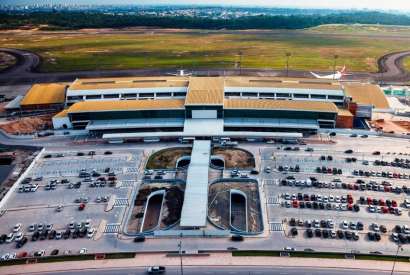 Avio bate em pssaro e aborta decolagem no Aeroporto de Manaus