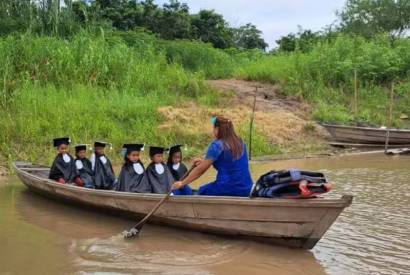 No interior do Amazonas, alunos realizam ensaio fotogrfico dentro de canoa