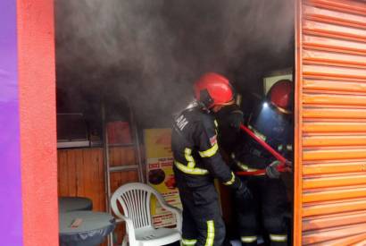 Bombeiros impedem propagao de incndio em lanchonete no bairro Betnia