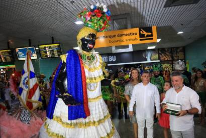 Kamlia recebe a chave da cidade e abre oficialmente o Carnaval de Manaus 2024 