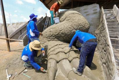 Esculturas gigantes recebem argamassa e concreto armado na etapa cnica do parque Amazonino Mendes