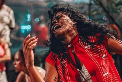 Bailarina do Corpo de Dana do Amazonas se destaca no carnaval carioca representando os povos Yanomami