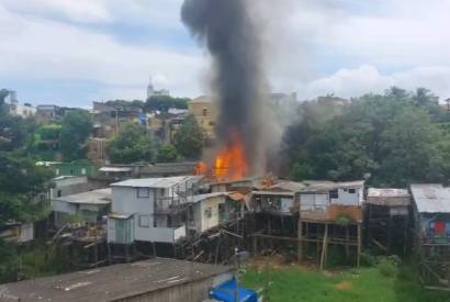 Em Manaus, incndio de grandes propores destri casas