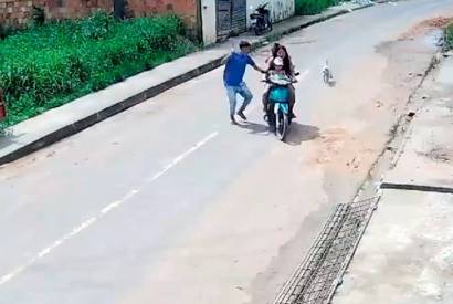 Homem derruba mulher e beb de moto durante assalto no Amazonas; assista ao vdeo