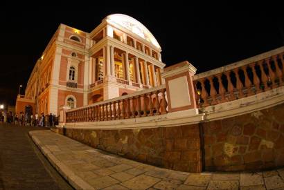 Cabine de rdio no hall do Teatro Amazonas recebe casais apaixonados no dia 12 de junho