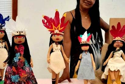 Artes que enaltece ancestralidade amaznida com bonecas de pano, conquista espao no Centro de Manaus