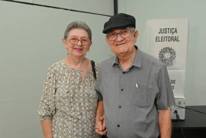 Casal de idosos d exemplo de cidadania e incentiva a populao a ir s urnas