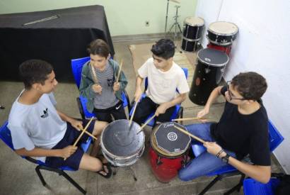 Alunos do curso de percusso do Liceu Claudio Santoro se empenham ao som de ritmos variados