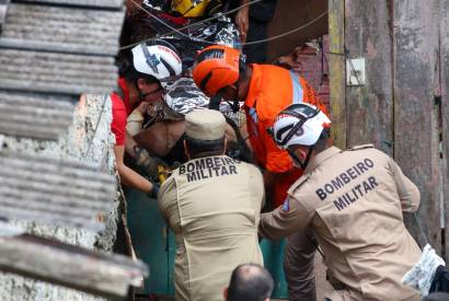 Corpos de pai e filha so encontrados aps soterramento de casas em Manaus