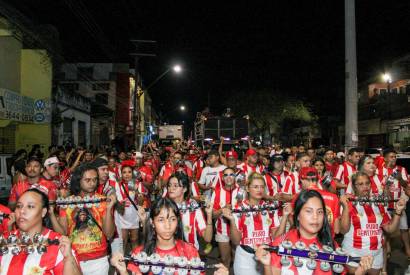 Escola de samba A Grande Famlia realiza ensaio tcnico em mercado de Manaus nesta sexta-feira