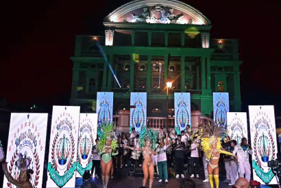 Reino Unido faz um espetculo em frente ao Teatro Amazonas